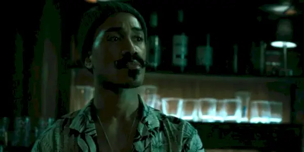 Joseph Anthony Byrd jako Trennell wyglądający na zdenerwowanego w Justified City Primeval.