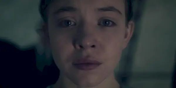סידני סוויני בתור עדן נראית עצובה ב-The Handmaid