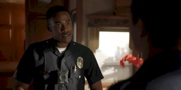 Jackson West wygląda stanowczo w „The Rookie”.