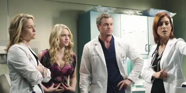 Arizona, Sloan, Mark e Addison in uno studio privato esaminano la scansione