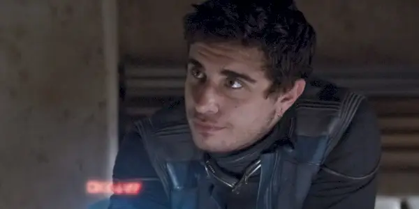 Toro Calican parece sério enquanto conversa com alguém em The Mandalorian