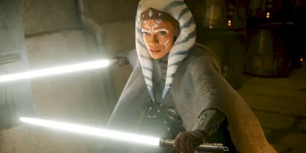 Ahsoka Tano em The Mandalorian em posição de batalha com seus sabres de luz