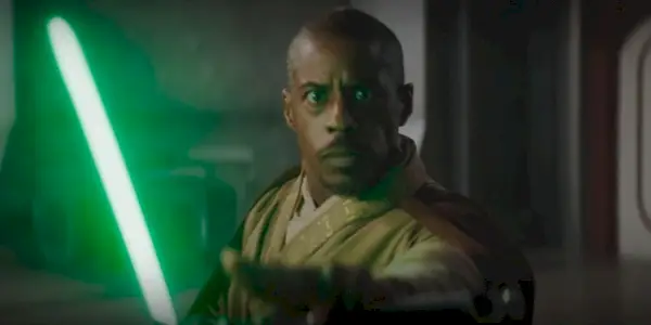 Ahmed Best como Kelleran Beq na 3ª temporada de The Mandalorian empunhando seu sabre de luz verde