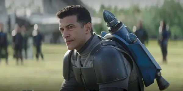 Simon Kassianides como Axe Woves em The Mandalorian temporada 3, episódio 6.