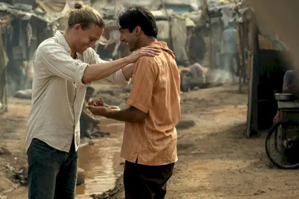 charlie hunnam a shubham saraf v shantaram, epizoda 2