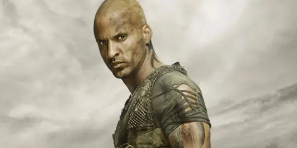 Ricky Whittle som Lincoln In The 100 Season 2 promotion fotoshoot mod en grå himmel