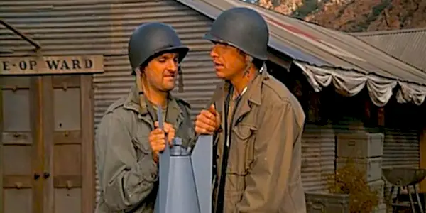 Alan Alda i Wayne Rogers stoją nad niewypałami w scenie z pierwszego sezonu MASH