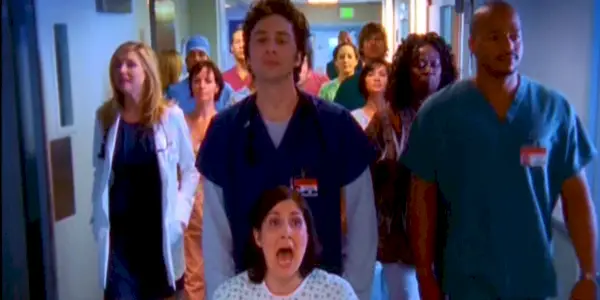 Sarah Chalke jako Elliot, Zach Braff jako JD, Donald Faison jako Turk i Stephanie D.