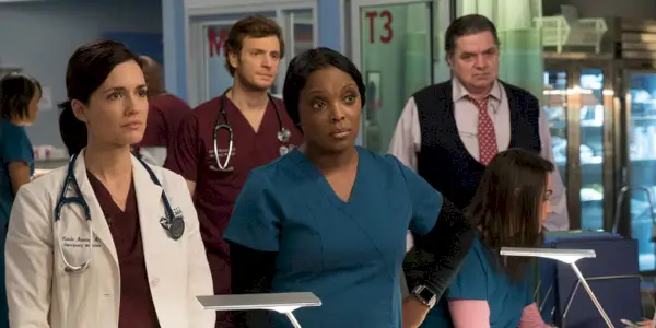 Natalie, Will, Maggie i Daniel oglądają coś w Chicago Med