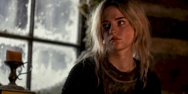 Sophie Thatcher como Natalie en Chaquetas amarillas