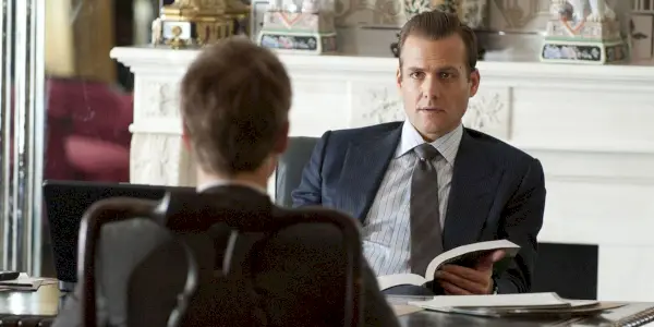 슈트(Suits)의 한 장면에서 마이크는 하비(Harvey) 맞은편에 앉아 있습니다.