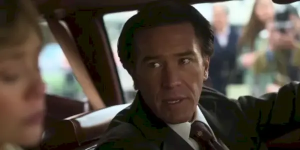 Tom Pelphrey ser bekymret ud i Love & Death