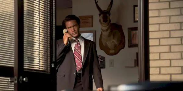 Tom Pelphrey som Don Crowder i telefonen i Love & Death