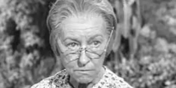 Vovó (Irene Ryan) com uma expressão séria no rosto em The Beverly Hillbillies.