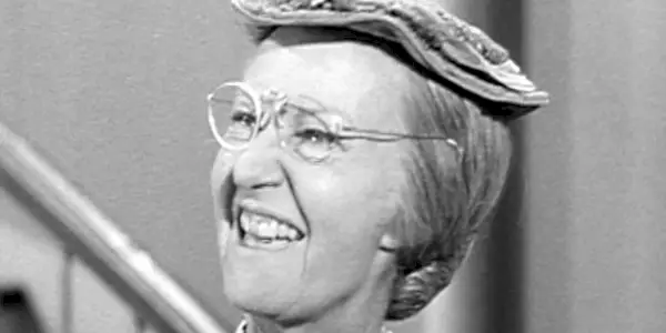 Vovó (Irene Ryan) rindo em The Beverly Hillbillies.