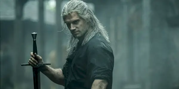 Henry Cavill como Geralt de Rivia segurando uma espada em The Witcher