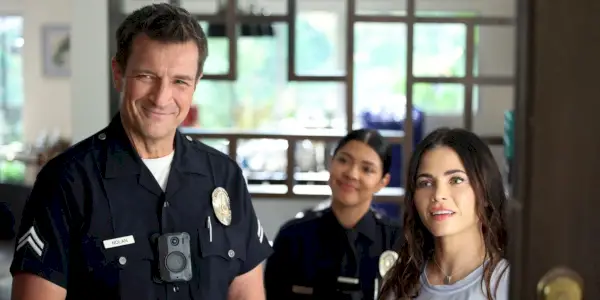 Nathan Fillion jako John Nolan a Jenna Dewan jako Bailey Nune přihlížející v The Rookie sezóně 6, epizodě 1.