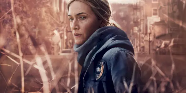 Arte promocional de Mare of Easttown que presenta a Kate Winslet como la detective titular en uniforme.