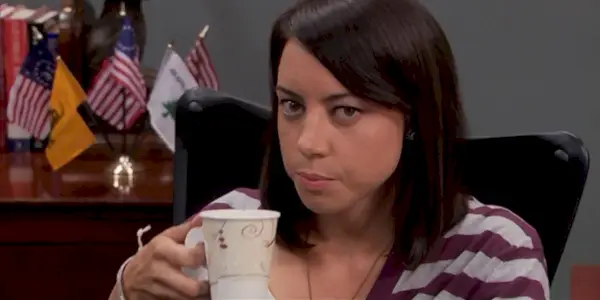 April pije kawę i spogląda gniewnie na Parks and Rec