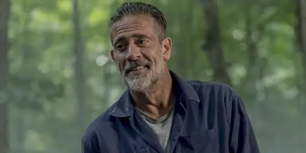 Negan sa smeje pri pohľade na svoju pravú stranu vo filme The Walking Dead