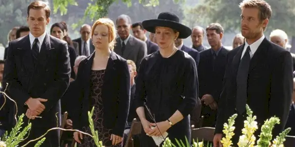 Michael C. Hall como David Fisher, Lauren Ambrose como Claire Fisher, Frances Conroy como Ruth Fisher, Peter Krause como Nate Fisher de pie solemnemente en un funeral en Six Feet Under.