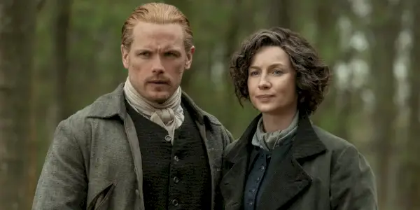 Claire og Jaime ved siden af hinanden i Outlander