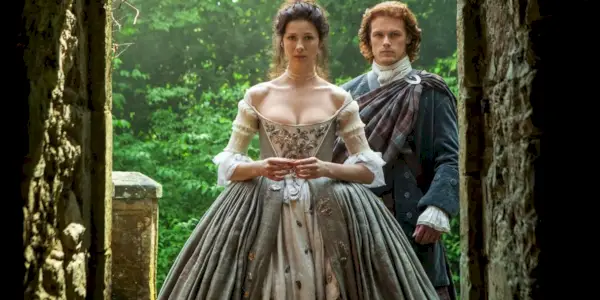 Jamie og Claire står sammen på Outlander.