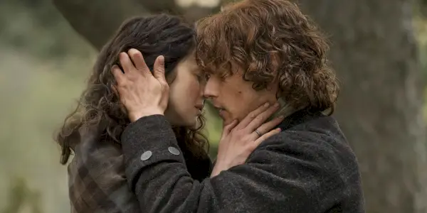 Claire og Jamie kysser i Outlander
