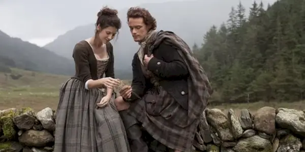 Claire og Jamie taler i Outlander.