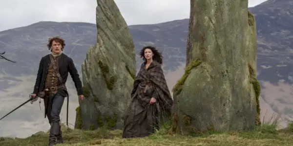 Jamie og Claire går i Outlander.