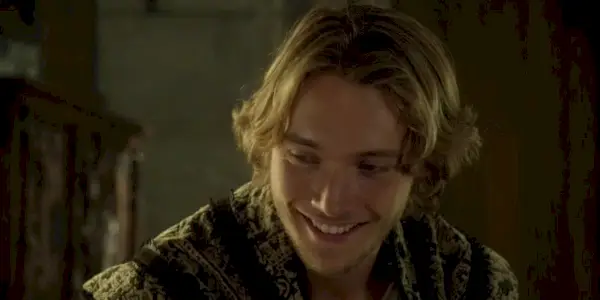 Toby Regbo jako Francis uśmiechający się w filmie Reign