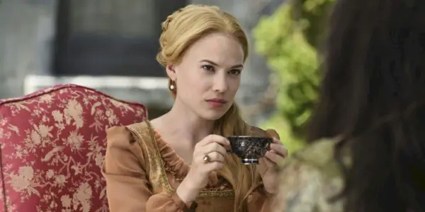 Lady Greer z drinkiem w dłoniach w Reign