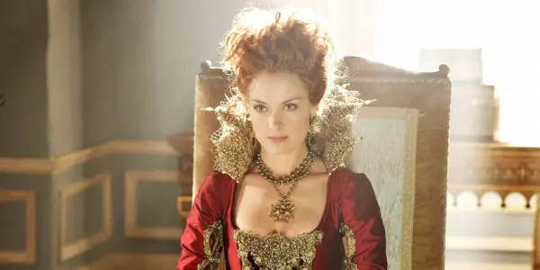 Rachel Skarsten jako Elżbieta I na wysokim krześle w „Reign”.