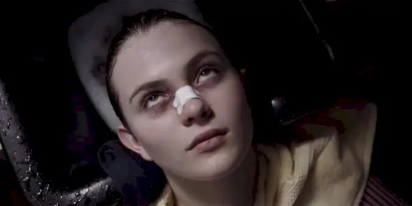 Chiara Aurelia appare frastornata mentre si lava i capelli in Raccontami i tuoi segreti