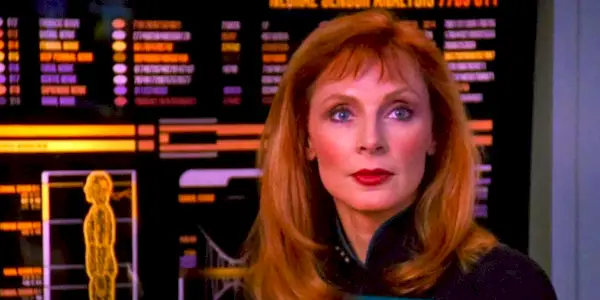 Star Trek: Kadr TNG przedstawiający Gatesa McFaddena w roli Beverly Crusher