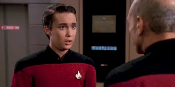Wesley Crusher rozmawia z kimś w Star Trek: Następne pokolenie.