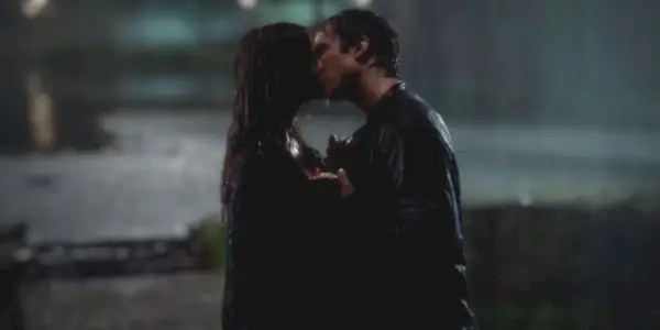 Elena (Nina Dobrev) et Damon (Ian Somerhalder) s'embrassant sous la pluie dans The Vampire Diaries
