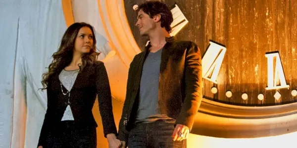 Damon et Elena sur la tour de l'horloge dans The Vampire Diaries.
