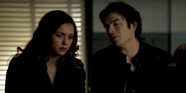 Damon et Elena parlent à Jeremy
