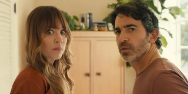 Kaley Cuoco og Chris Messina kigger mod kameraet i Based On A True Story