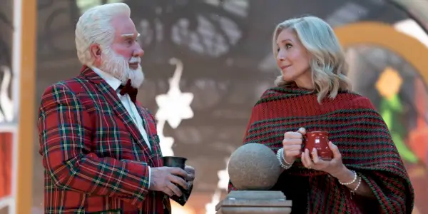 Scott Calvin a jeho manželka pijí horké nápoje v The Santa Clauses