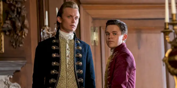 Reynolds (Freddie Dennis) e Brimsley (Sam Clemmett) stanno insieme in Queen Charlotte A Bridgerton Story