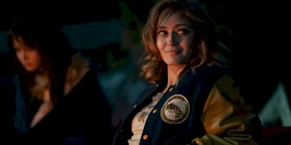 Jackie (Ella Purnell) uśmiecha się w swojej kurtce drużynowej w pierwszym sezonie Yellowjackets