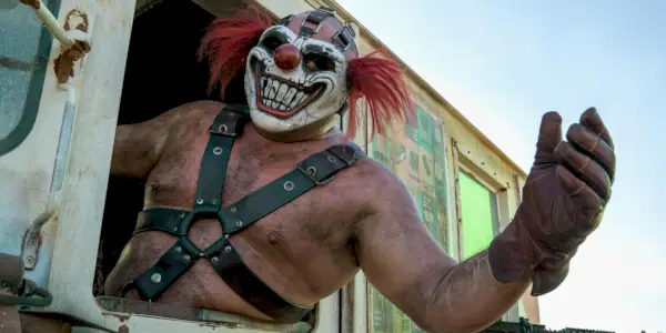 Joe Samoa nel ruolo dei golosi che si affacciano dal camioncino dei gelati in Twisted Metal Header