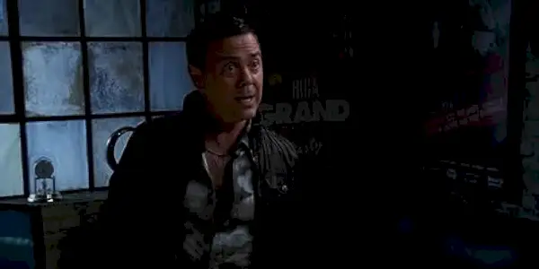 Charles Boyle vypadá v Brooklynu Nine Nine vážně