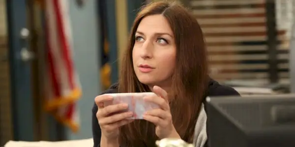 Gina na svém telefonu v Brooklynu 99