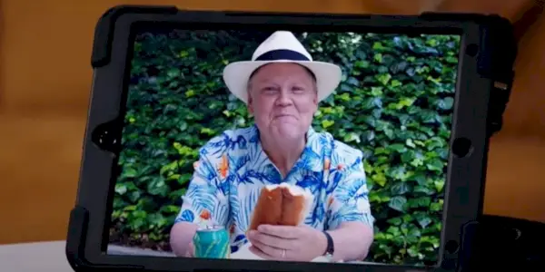 Dirk Blocker jako Hitchcock na Facetime v Brooklynu Nine Nine