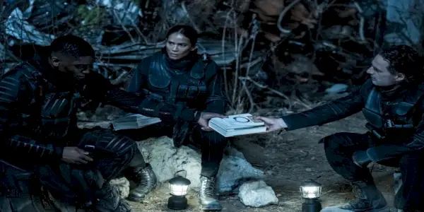 Okafor (Craig Tate), Thorne (Lesley-Ann Brandt) e Rick (Andrew Lincoln) tendo um encontro secreto em The Ones Who Live