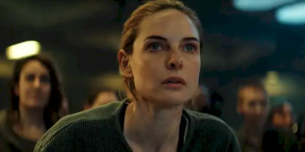 Rebecca Ferguson som Juliette Furnace ser opp i Silo