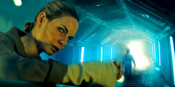 Et bilde av Rebecca Ferguson som ser ned en tunnel i Silo